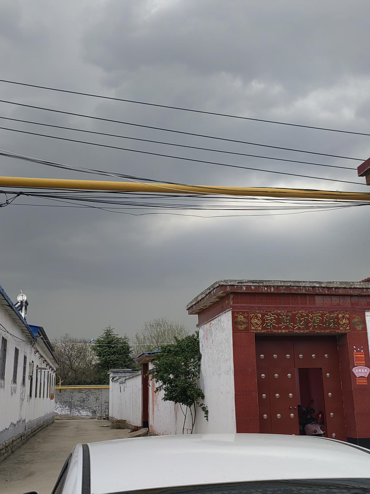 这次的天气预报，真准确！下午四点，村委群里发布消息：傍晚有雷雨大风极端天气，请