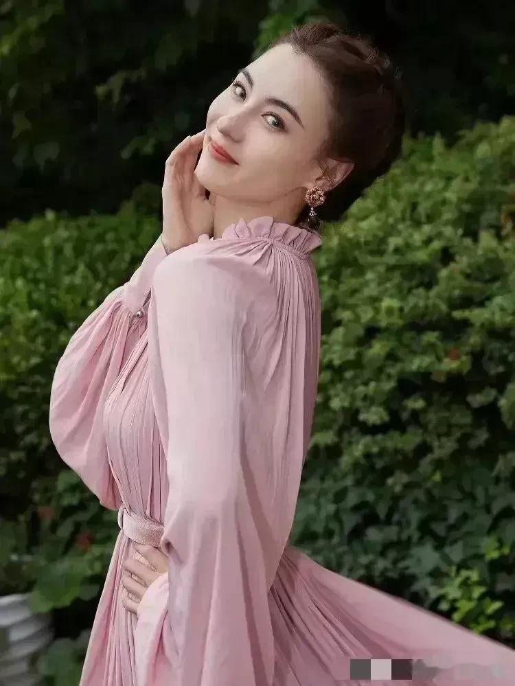 40多岁了，据说这是娱乐圈最真实的一位巨星
