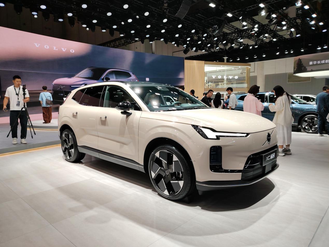 沃尔沃全新XC70预售29.99万起，成都车展亮相，看点十足。中国四大A级