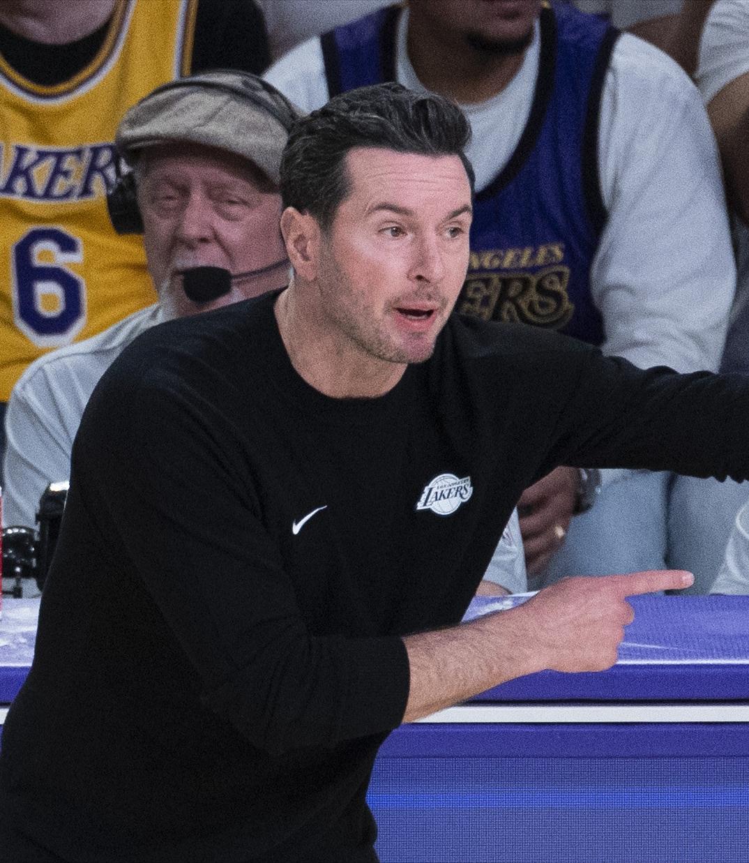 雷迪克这个用人，太锡伯杜了！此前9连胜期间，湖人一直打9人轮换，首发是东契奇