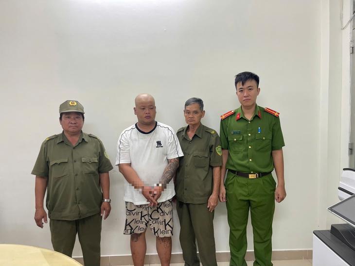 看看图中这两越南辅警岁数不小，越南18-70岁都可以干基础安全保卫部队，月薪80