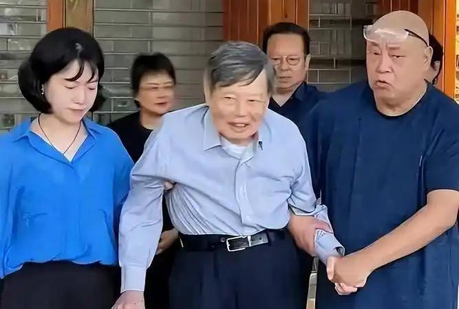 你敢信？当年82岁杨振宁娶28岁翁帆，全网炸锅：“图钱吧？”可如今，儿子亲口说