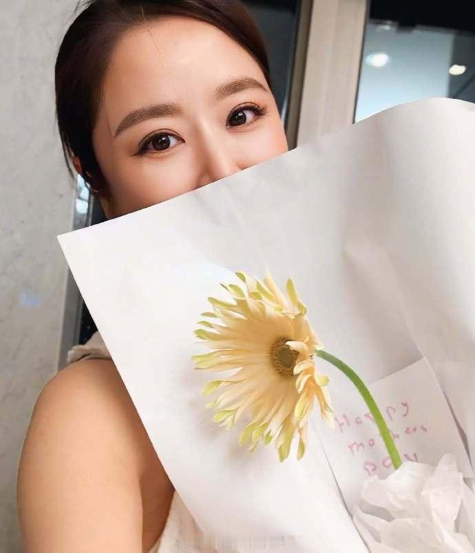 林心如晒8岁女儿手写卡片林心如母亲是永久的责任与牵挂11日分享8岁女儿小海豚