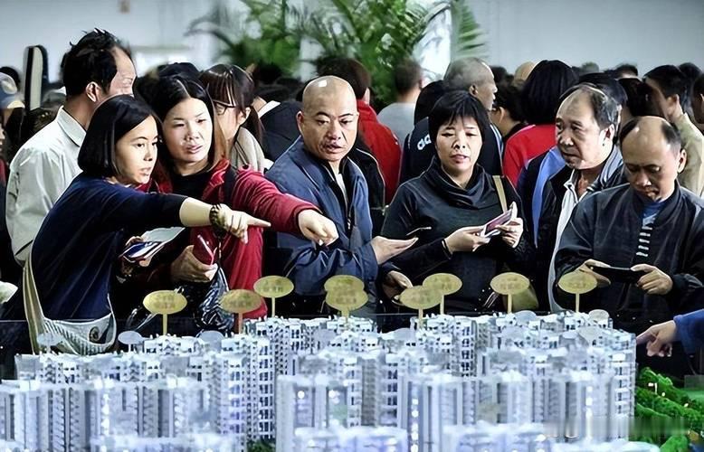 记者实地探访北京二手房交易一线，2026年4月市场呈结构性回暖。中介门店内咨询、