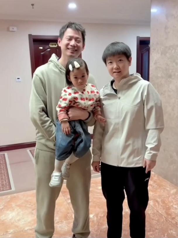 新鲜的莎莎，和周雨还有小十一的合照。这应该是全运前，莎莎在正定的时候拍的，