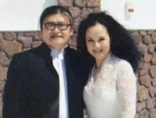 1987年，刘欢对主持人卢璐一见钟情，认识9天便决定结婚。岂料去登记时，工作人员