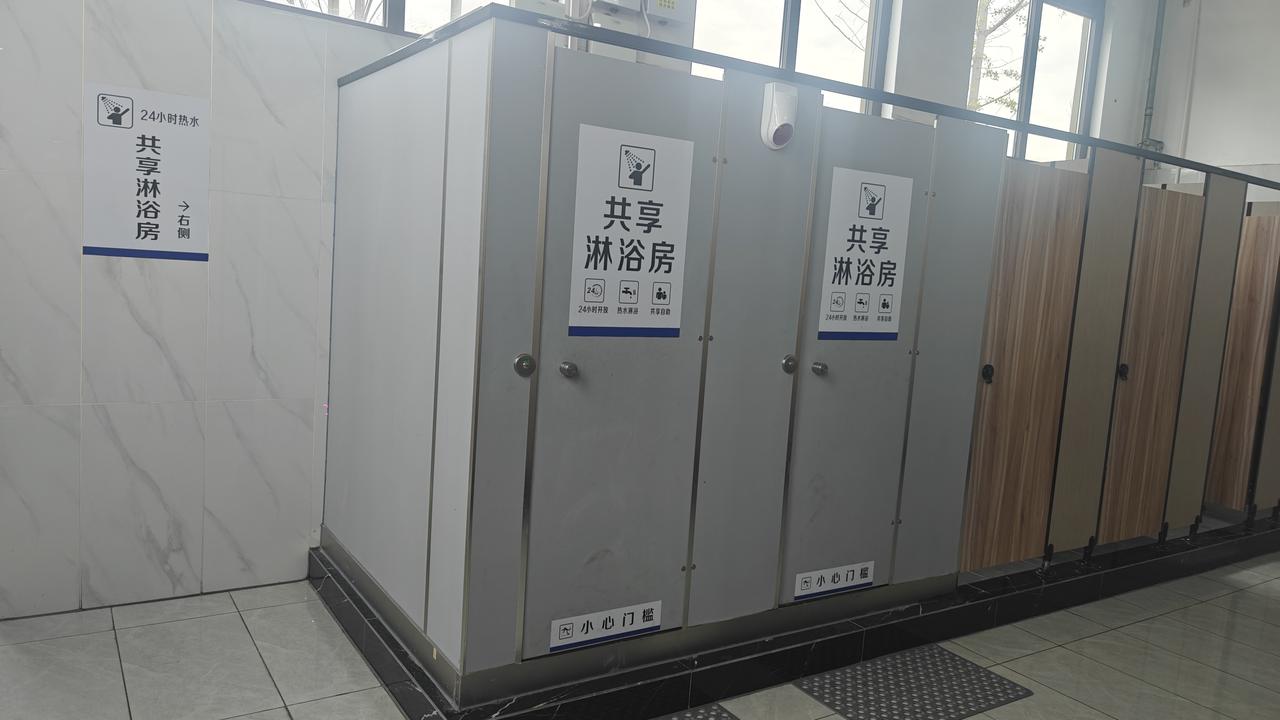 稀有！今天在高速服务区看到了共享淋浴间，方便了很多跑长途的大车司机，为乐至服务区