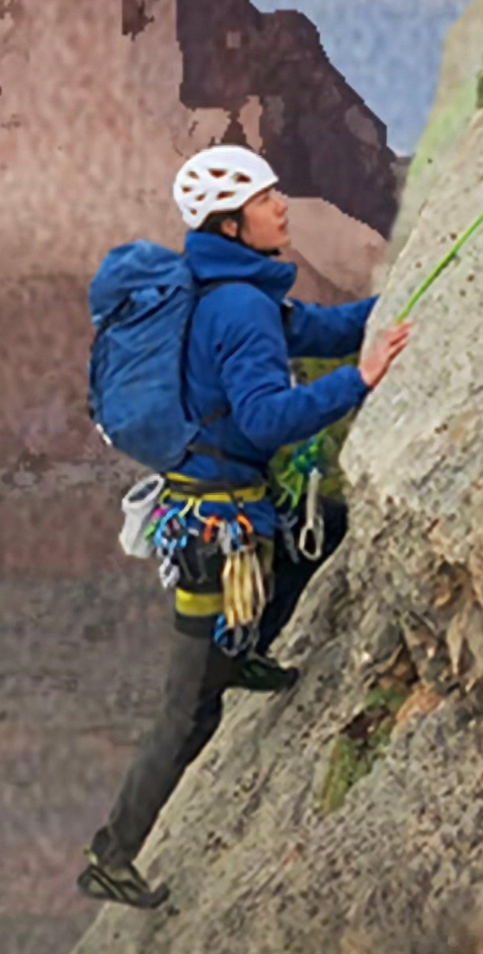 趴在岩壁上都能看出博哥的好身材！...错误答案袖人挺有活人感啊