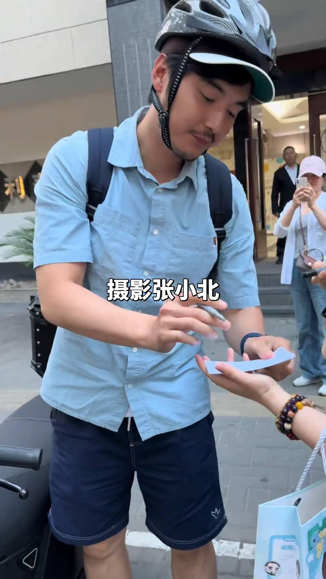 摄影张小北。谢谢你们，谢谢。我不签了好不好？人太多了。