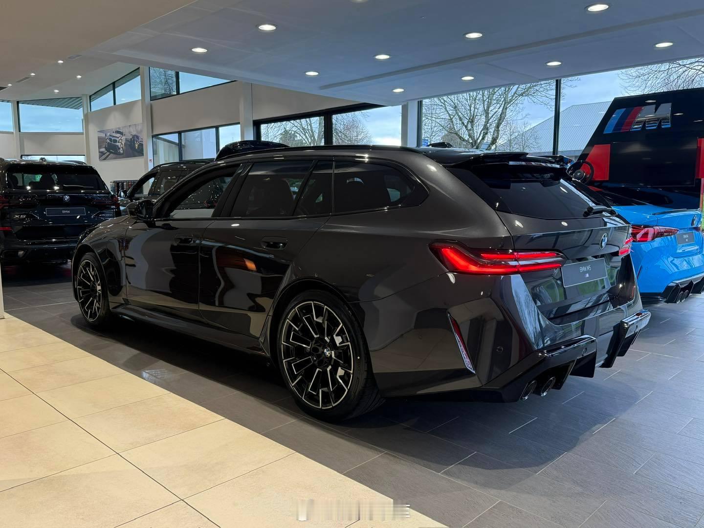 宝马M5Touring神秘灰车漆+黑红双拼内饰