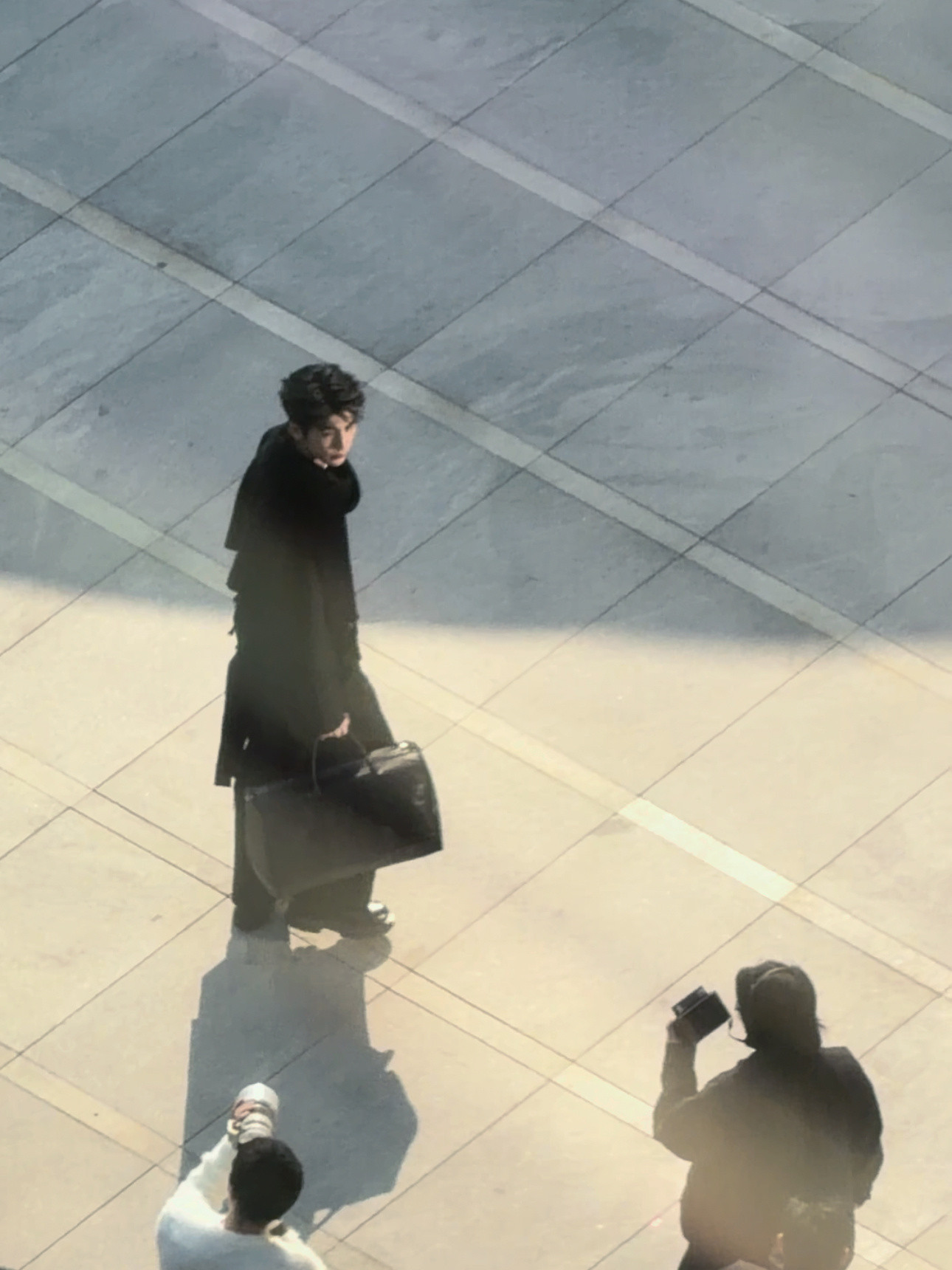 张凌赫在我们公司楼下拍广告完全霸总！！！张凌赫好帅