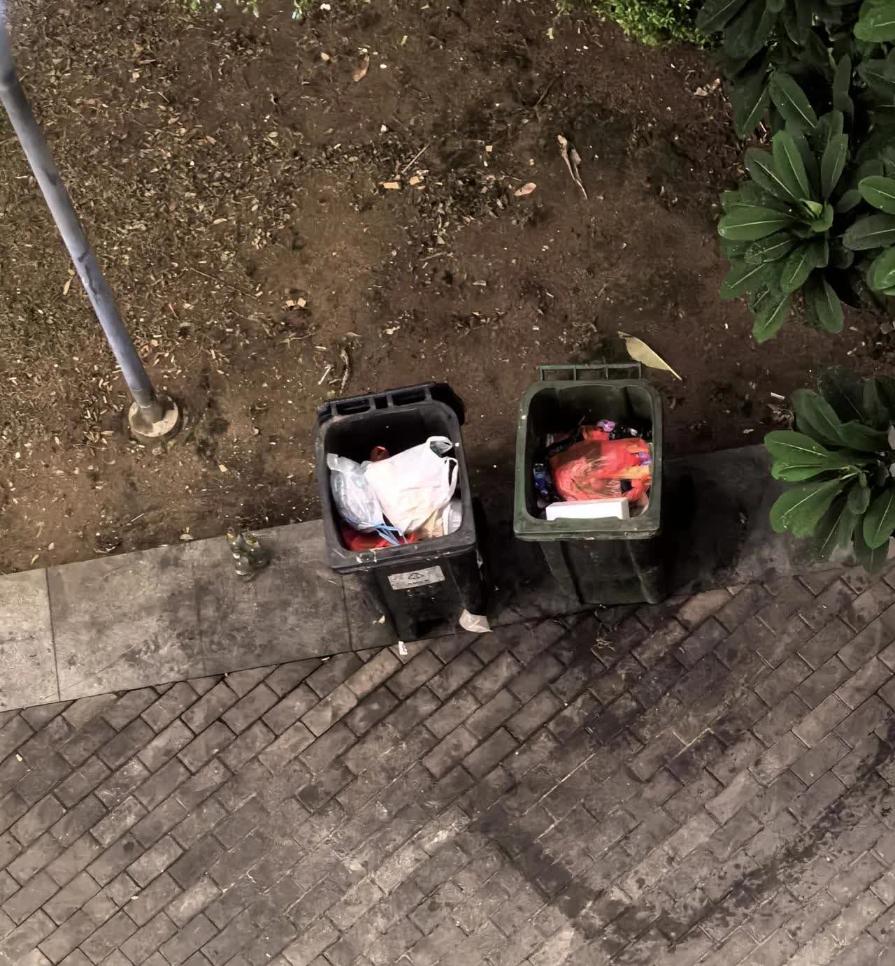 这是怎么了，都是不容易的底层人何必相互为难呢？今天下午进小区时，看到一个40多岁