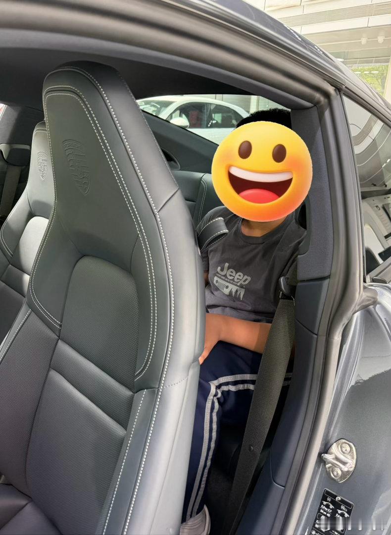 小李飞车我儿子说保时捷没有小米好！主要体现在没智能加速慢座椅窄小孩的世界你不懂