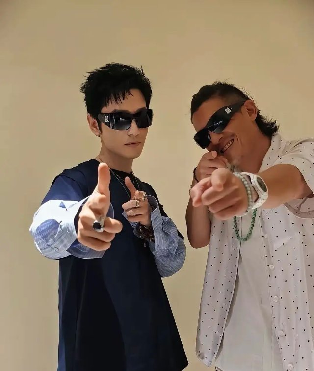 黄晓明太会穿搭打扮了，完全看不出比陈冠希大了三岁。​​​