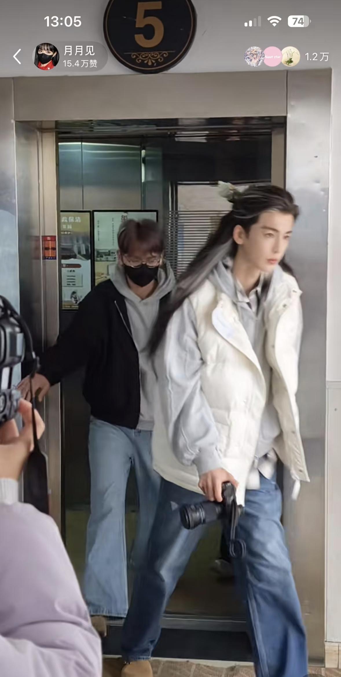 为了减肥连饭都不吃了！张凌赫为新角色暴瘦十几斤，脸部瘦脱了相，穿什么衣服都是空