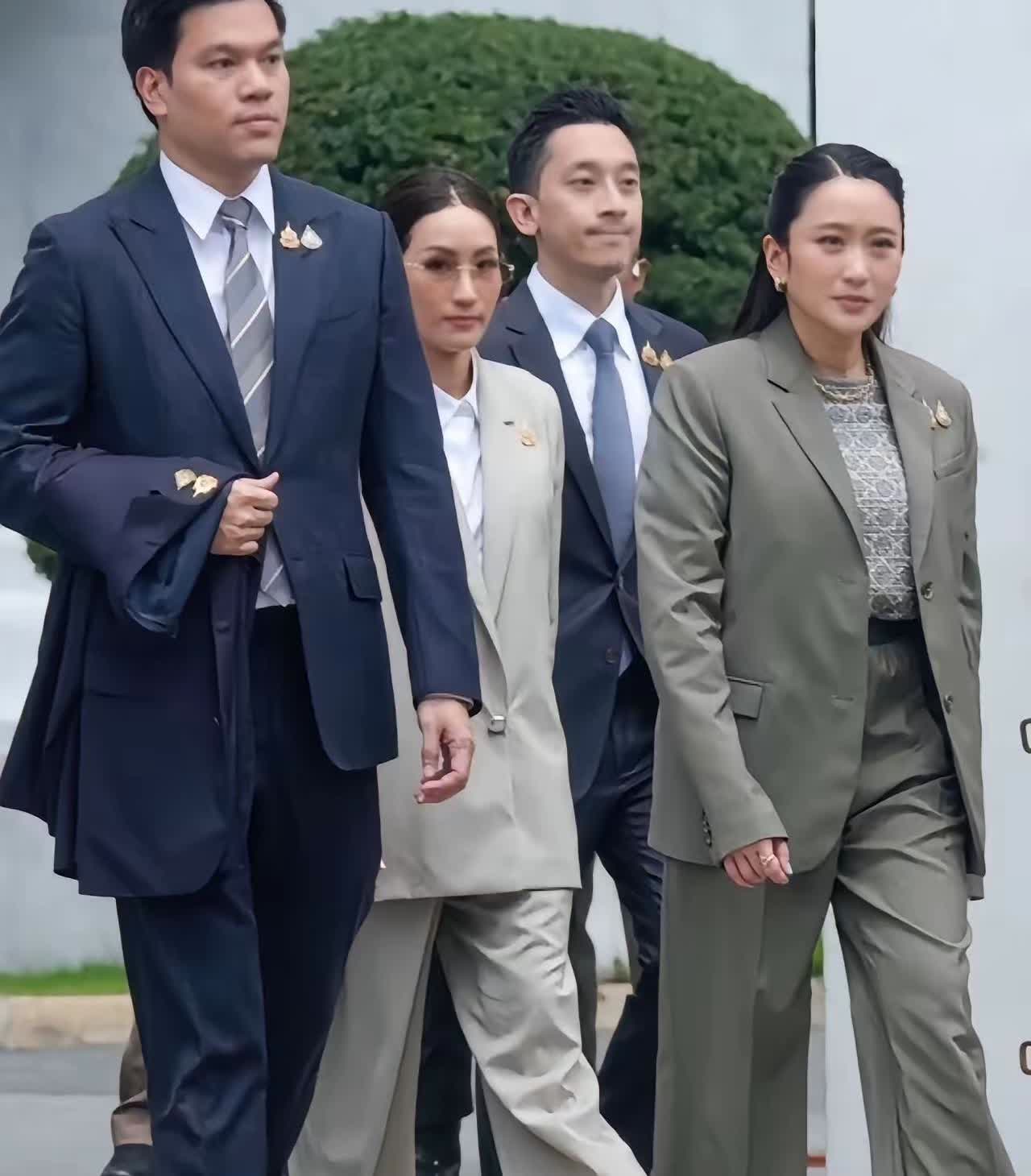 这是泰国他信的两个女儿和两个女婿。大女儿经商，干的非常不错，风生水起，红红火火。