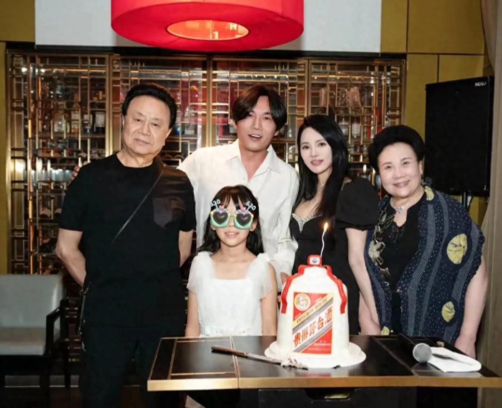 秦昊过47岁生日，伊能静穿搭惹热议：有人羡慕，有人吐槽！