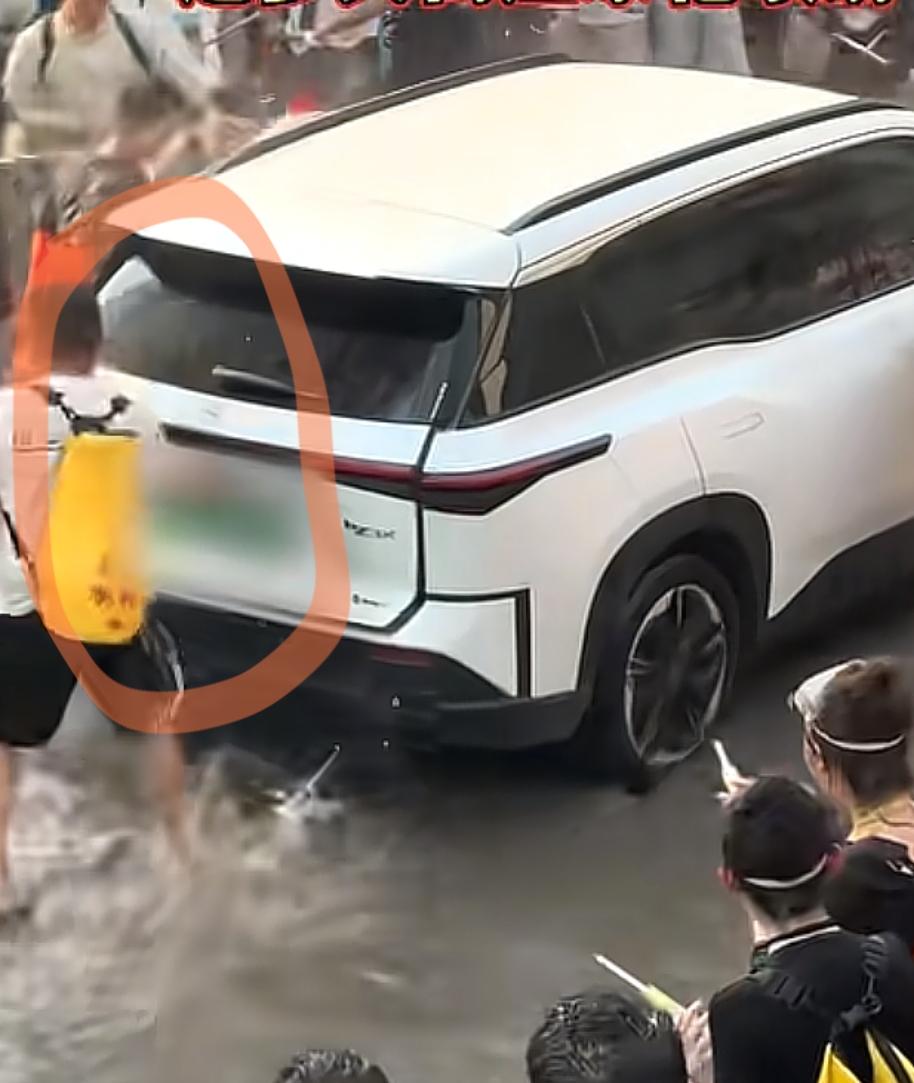 西双版纳泼水节乱象！是不是该整治一下了？2026年4月15日，正值云南西双版