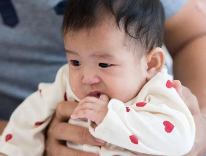 生孩子的家庭累死累活养娃，不生的逍遥自在喝咖啡，结果有人跳出来说：你们不生的，得