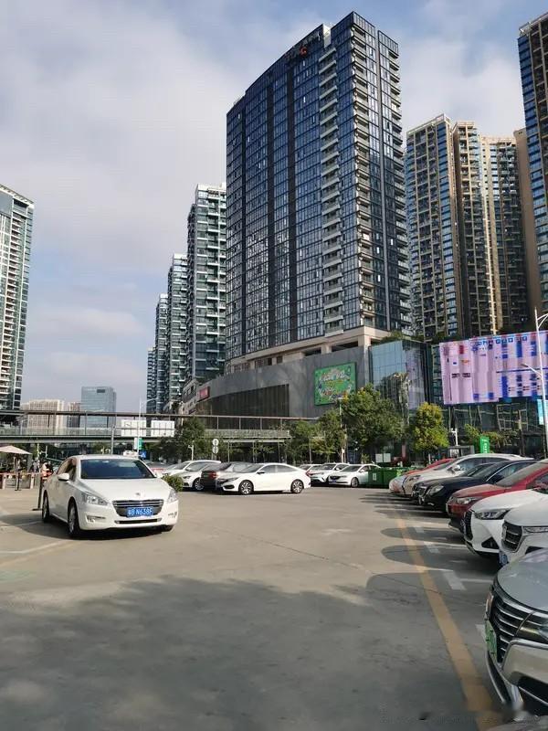 首付40~50万，在深圳一些区域已经可以买到不错的上车盘。对于很多资金不算雄厚、