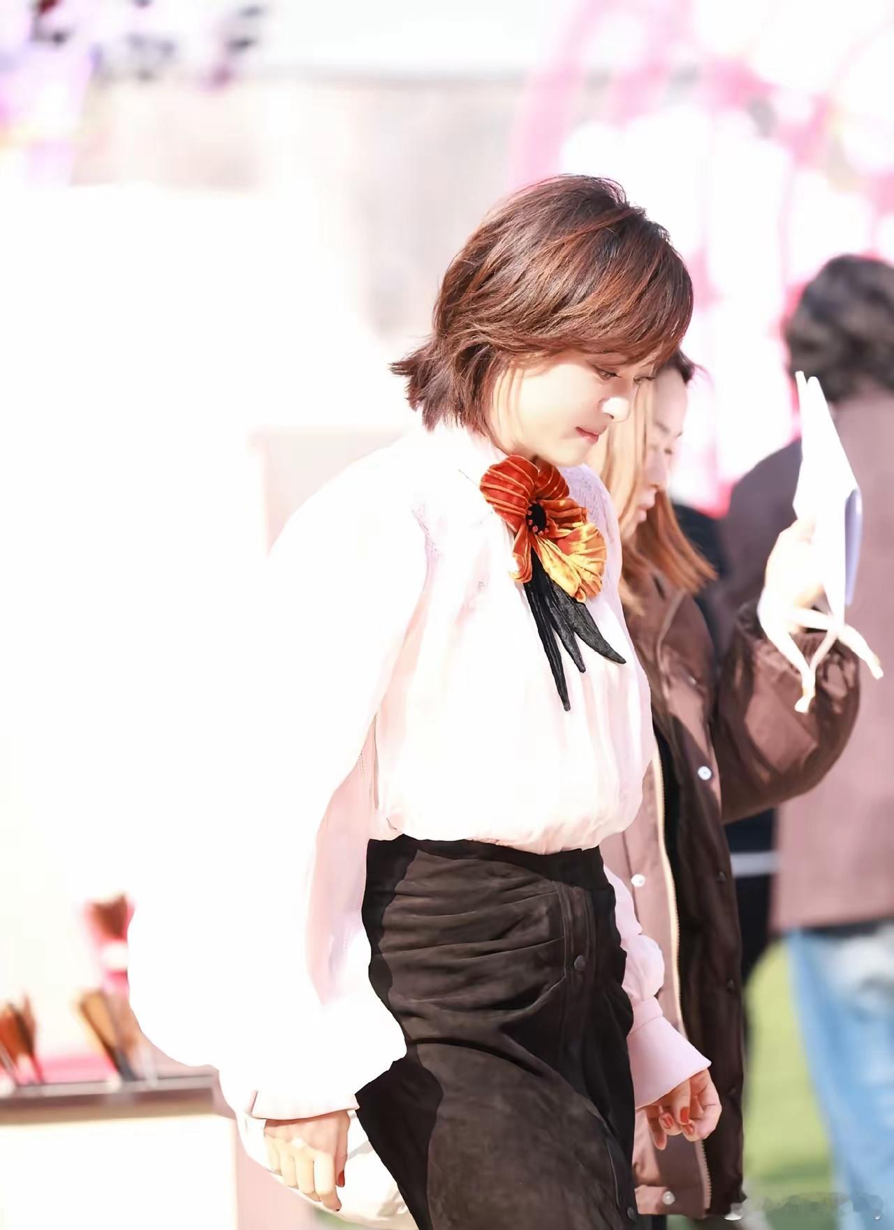 孙俪出席活动状态不错，小腿上好像有个小猫图案，不知道是贴纸还是纹身！有一说一，孙