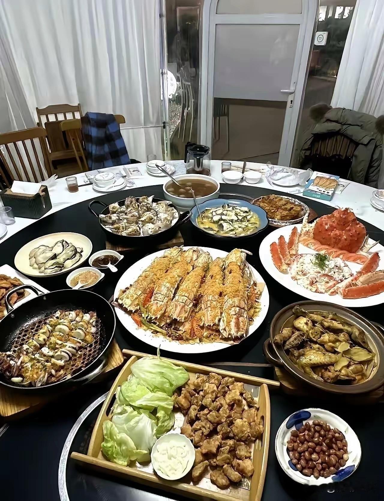 同事升职请客，一桌3000元＋的档次，生生被一盘花生米拉胯了。酒是好酒，
