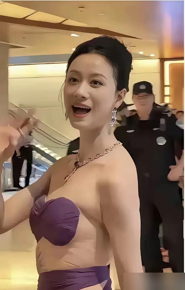 20年前，倪虹洁拍个内衣广告，全家跟着抬不起头。20年后，热依扎穿件吊带，直