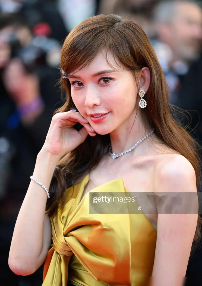 天啊！这还是我们记忆中的志玲姐姐吗？戛纳红毯上一袭黑裙亮相，50岁的她瘦得让人心