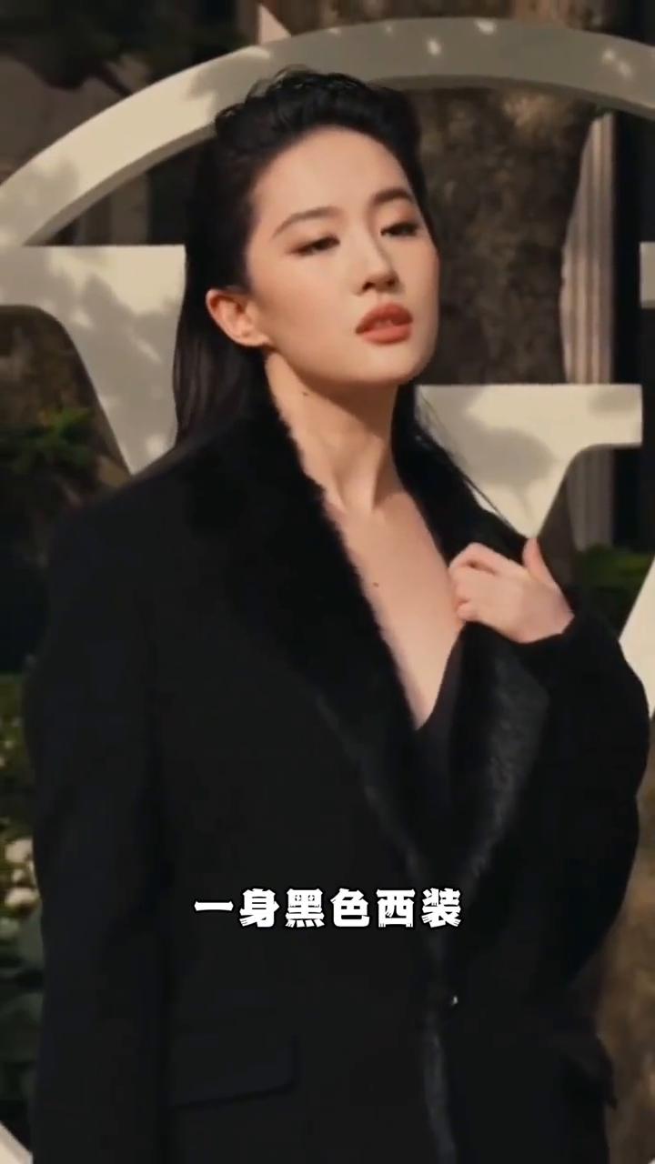 神仙姐姐"拔剑出鞘"，刘亦菲现身纽约LV大秀。一身黑色西装搭配湿发大背头，气场