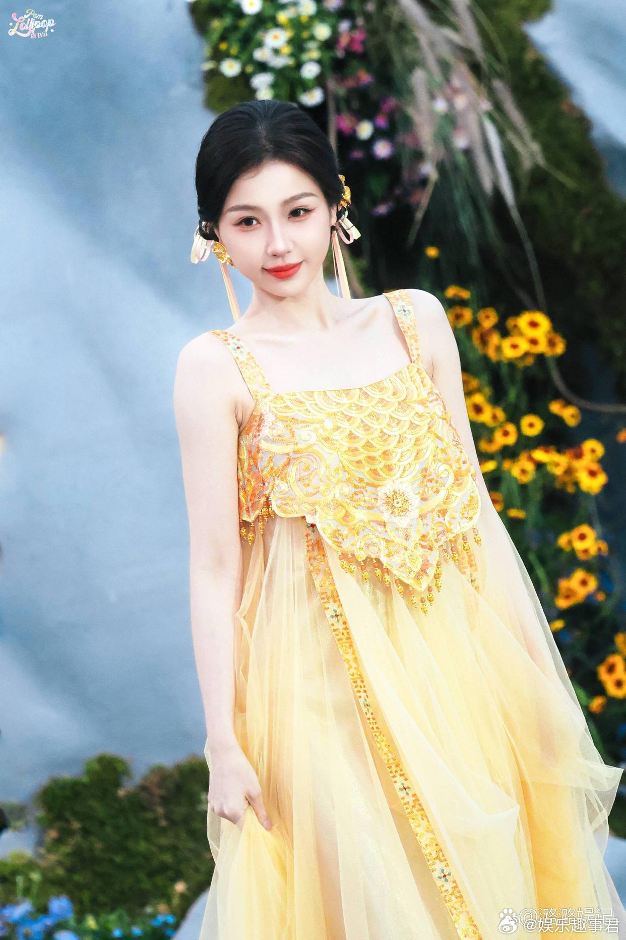 虞书欣参加红毯活动，现场的她好灵动啊，纯生图状态都这么好，一袭明亮的鹅黄色礼裙加