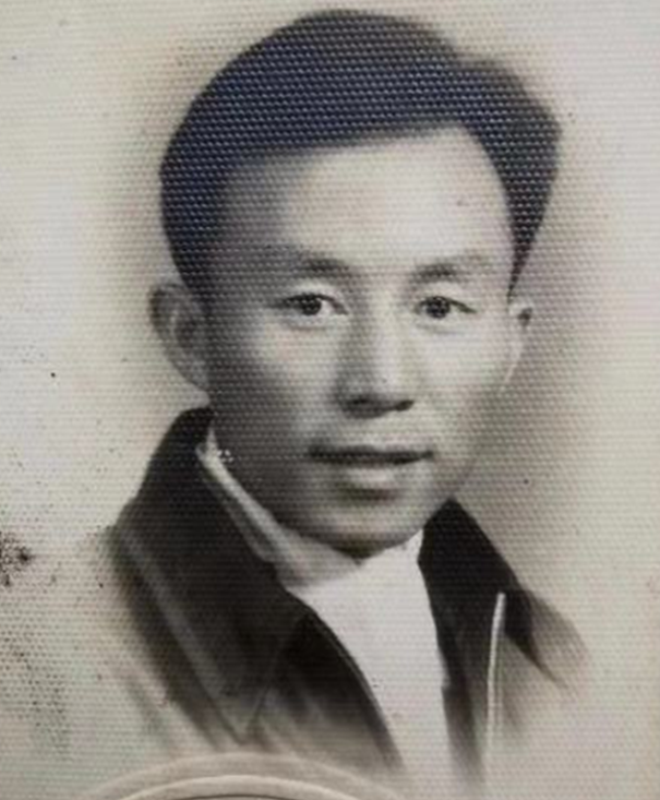1949年4月9日，夜幕即将降临。突然，济南机场上空传来重型飞机的轰鸣声，一架巨