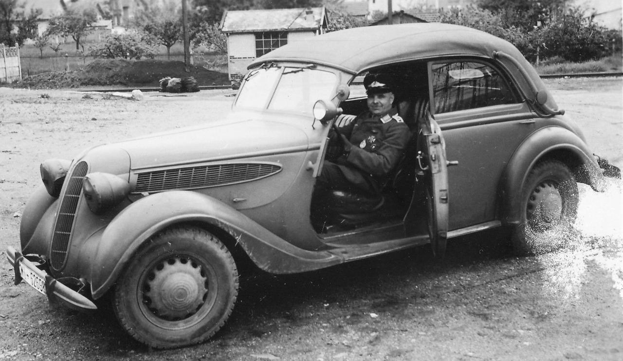 [呲牙笑]一个空军上士就这么壕吗——二战时期，一名德国空军上士正在驾驶宝马326