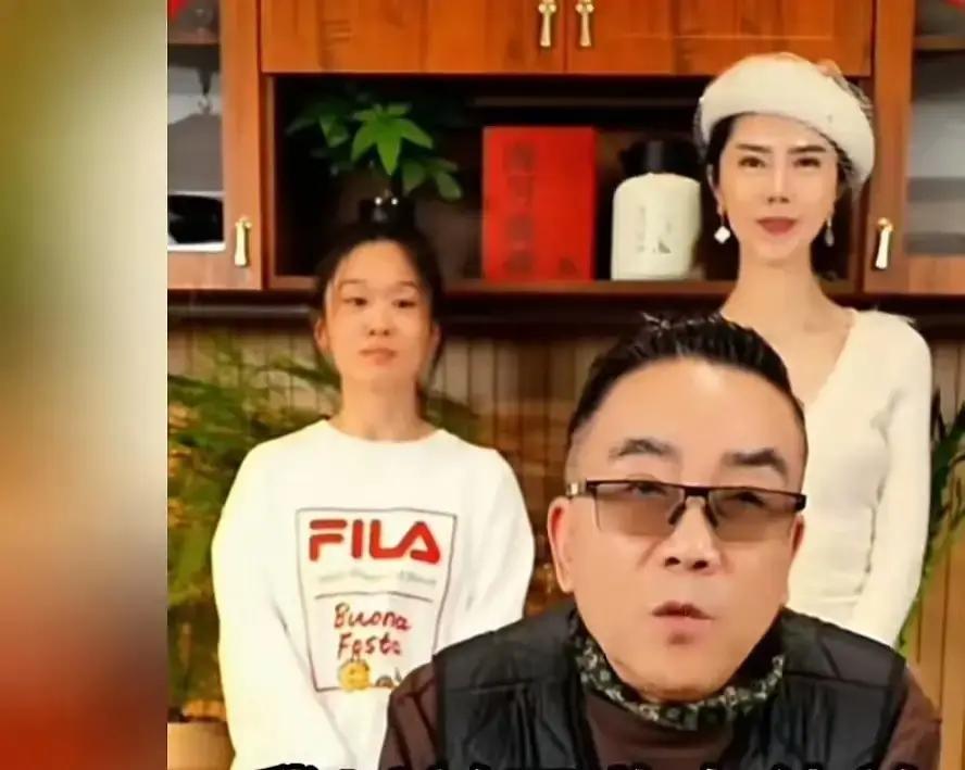 杨议在徒步直播里突然宣布收了个女徒弟，还当场答应给姑娘买包，弹幕瞬间炸锅。我全