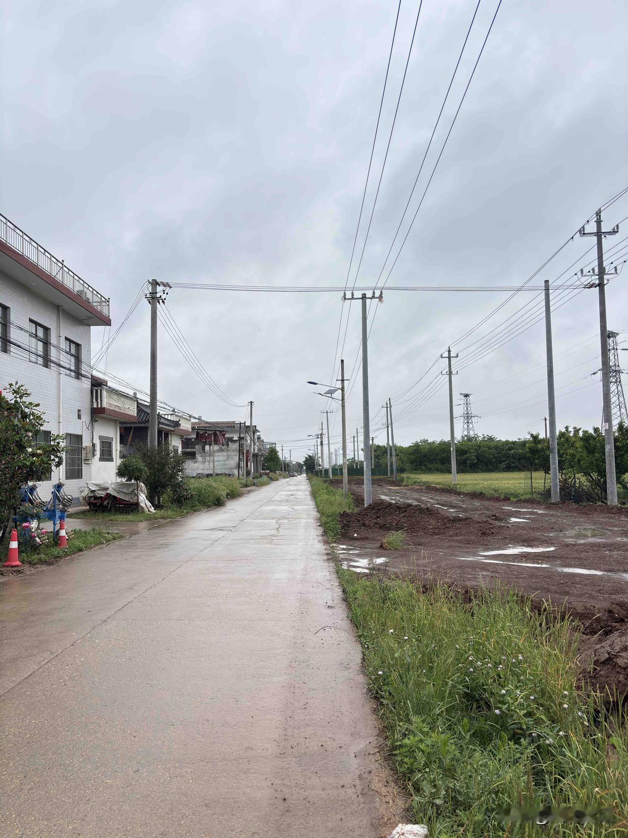 西十高铁蓝田站的联络线路，啥时候能完工呢？在陈侯路边加宽修了一道，不过往南，看着