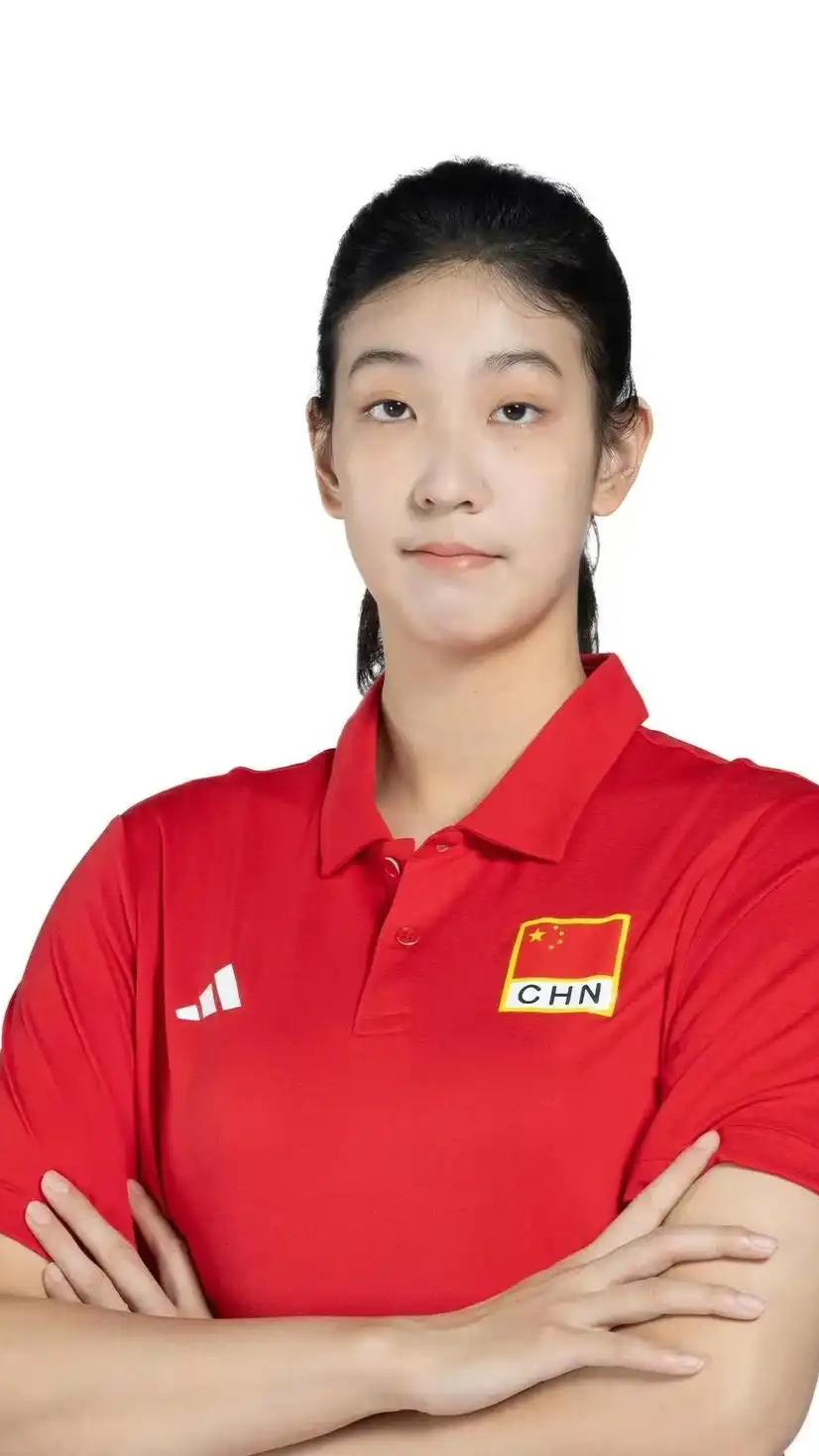 杨舒茗，2008年出生于上海，身高1.93米，女排主攻/接应新星，母亲是前上海女
