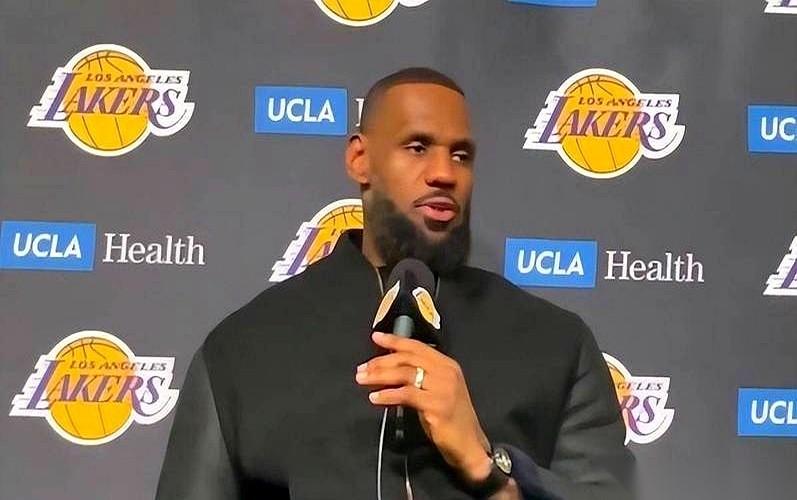 四连胜，更衣室里估计都快开香槟了。结果那个西装革履、在场边坐得最安稳的男人，一