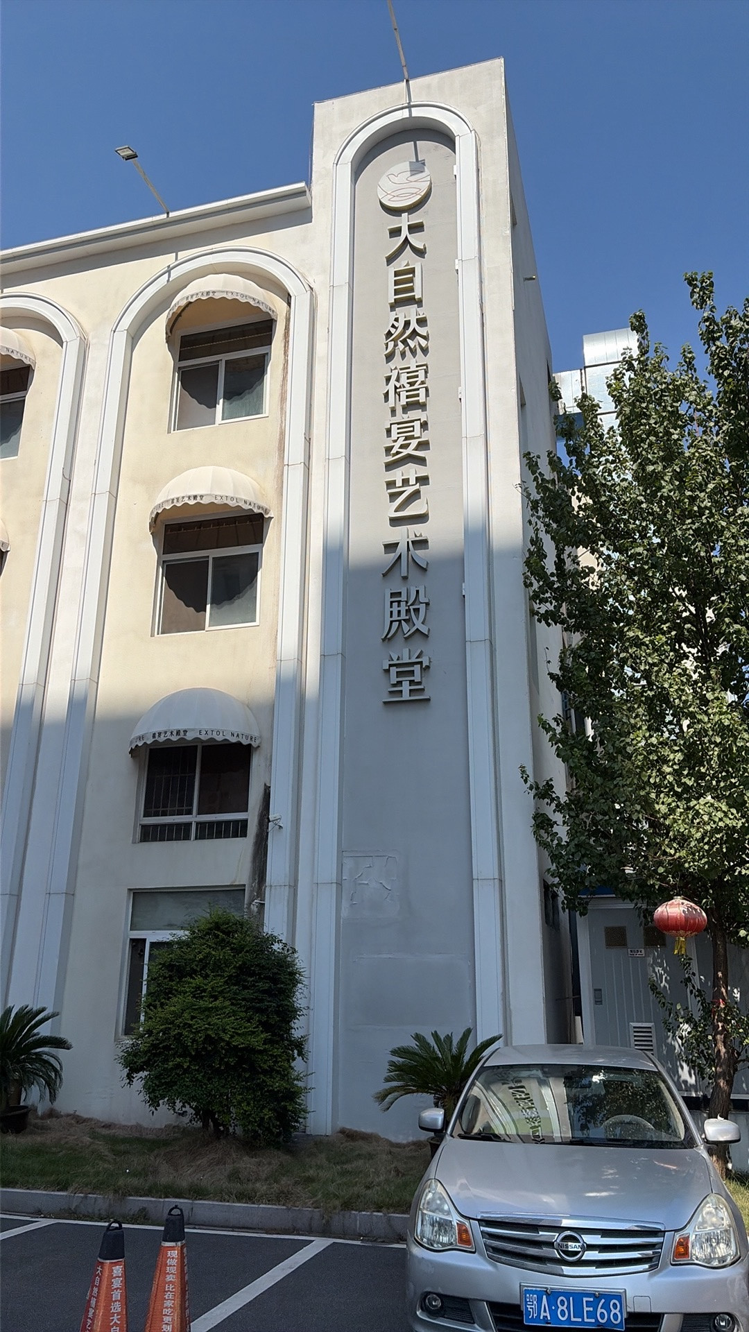 宝马3系一年的养车成本是多少?基本上保险就在4000左右，油费➕洗车➕保养➕违章停车等等2到3个W