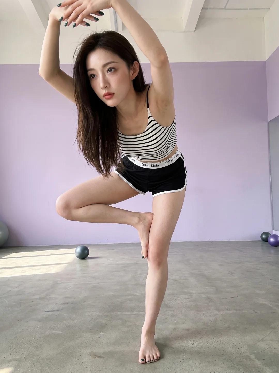 练瑜伽哪有什么顿悟，全靠日复一日咬牙死撑。没有一蹴而就的通透，只有拉伸时隐忍的呼