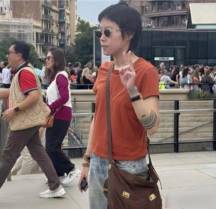 窦靖童在西班牙溜达，寸头配5串珠子超有个性，模样和一举一动都超像王菲。28岁单身