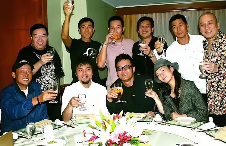 众星云集：我一眼就认出了高举酒杯的刘德华，喜容绽放的黄日华，穿着花衫的汤镇业，戴