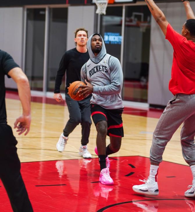 火箭队没有得到哈登，不过他们一直在猛攻公牛队的科比·怀特这位控球后卫。不过根据公