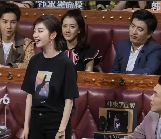 2017年火星情报局那期，杨迪当面问景甜为啥砸了那么多大制作还是不红，结果洗个脸就火了。景甜笑着自嘲