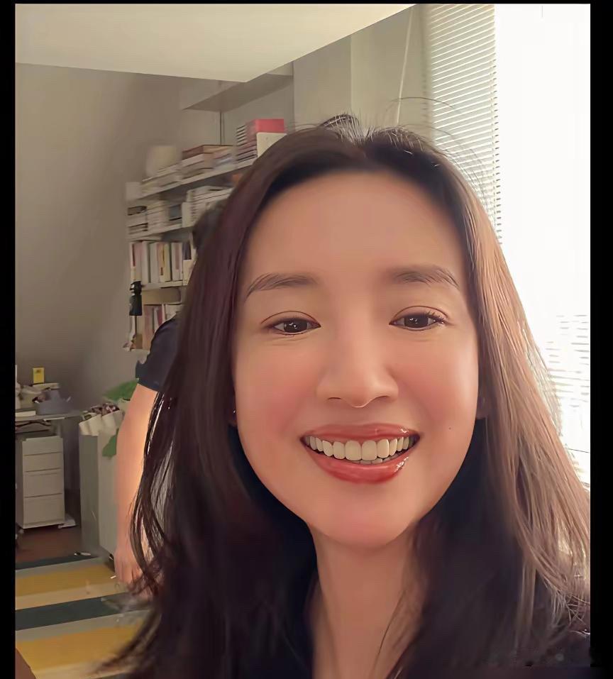 董洁直播不靠嘶吼，安静带货！同样是直播带货，董洁走出完全不一样的路线，第二场