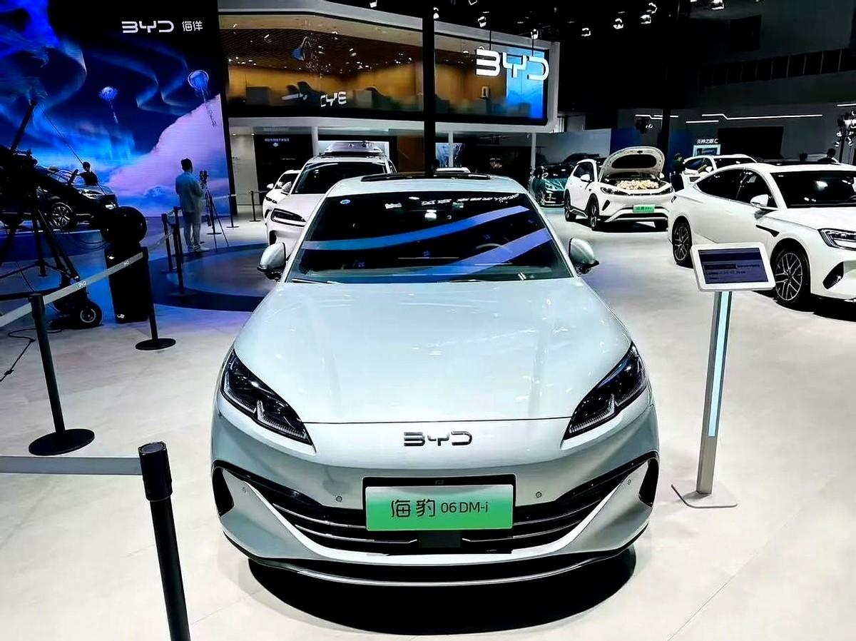 本来看中了比亚迪海豹06的。因为最近比亚迪降价得太厉害了。6万多就可以买