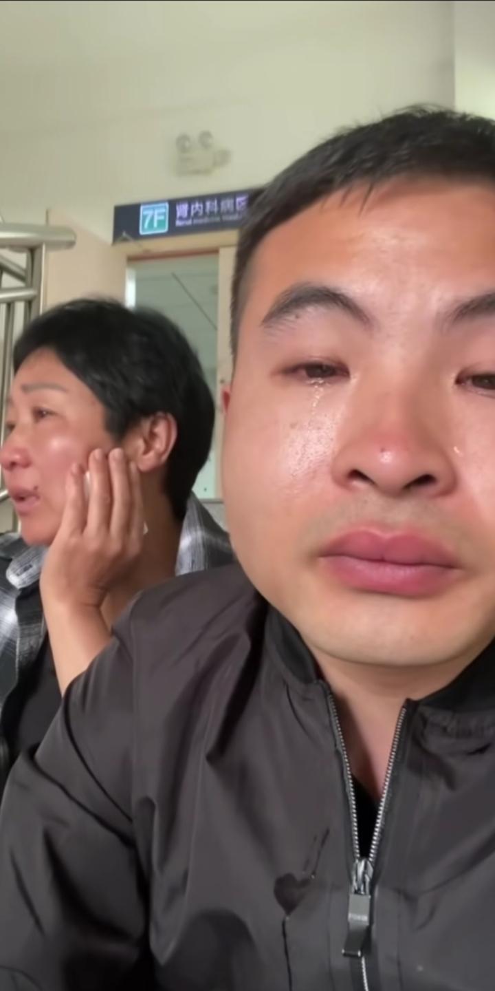 心痛，天塌了，父母俩人，父亲患肺癌，母亲患尿毒症，本来不富裕的家，雪上加霜，儿子