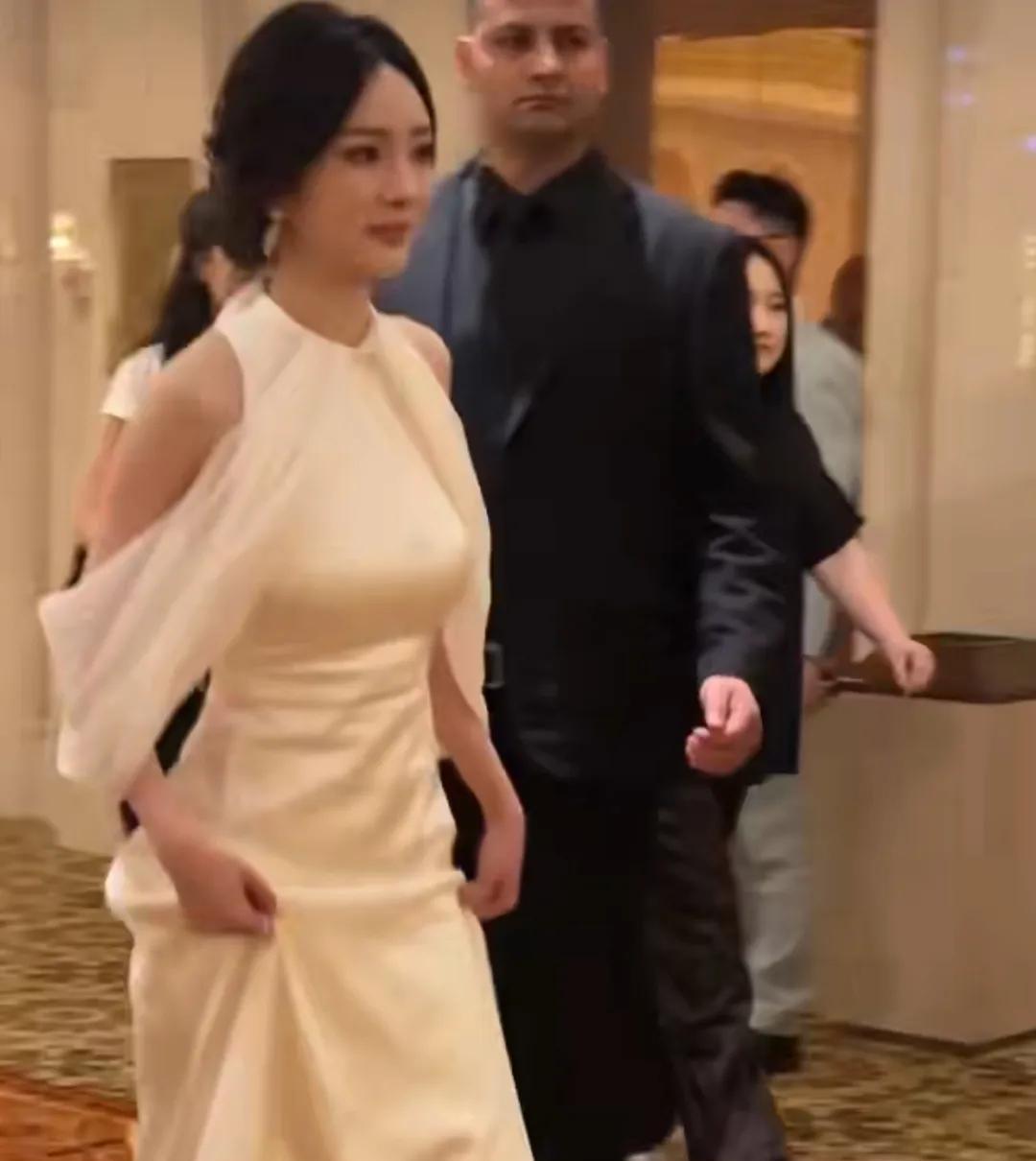 这一晚，新鲜出炉的杨幂让我发现了两个问题。第一：她这身材怎么回事，腰臀比好像