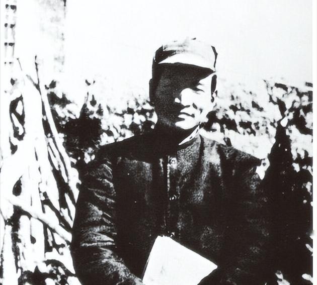 1942年秋，延安杨家岭中央机关小灶食堂外排着长队。14岁的李鹏，原名李远芃，跟
