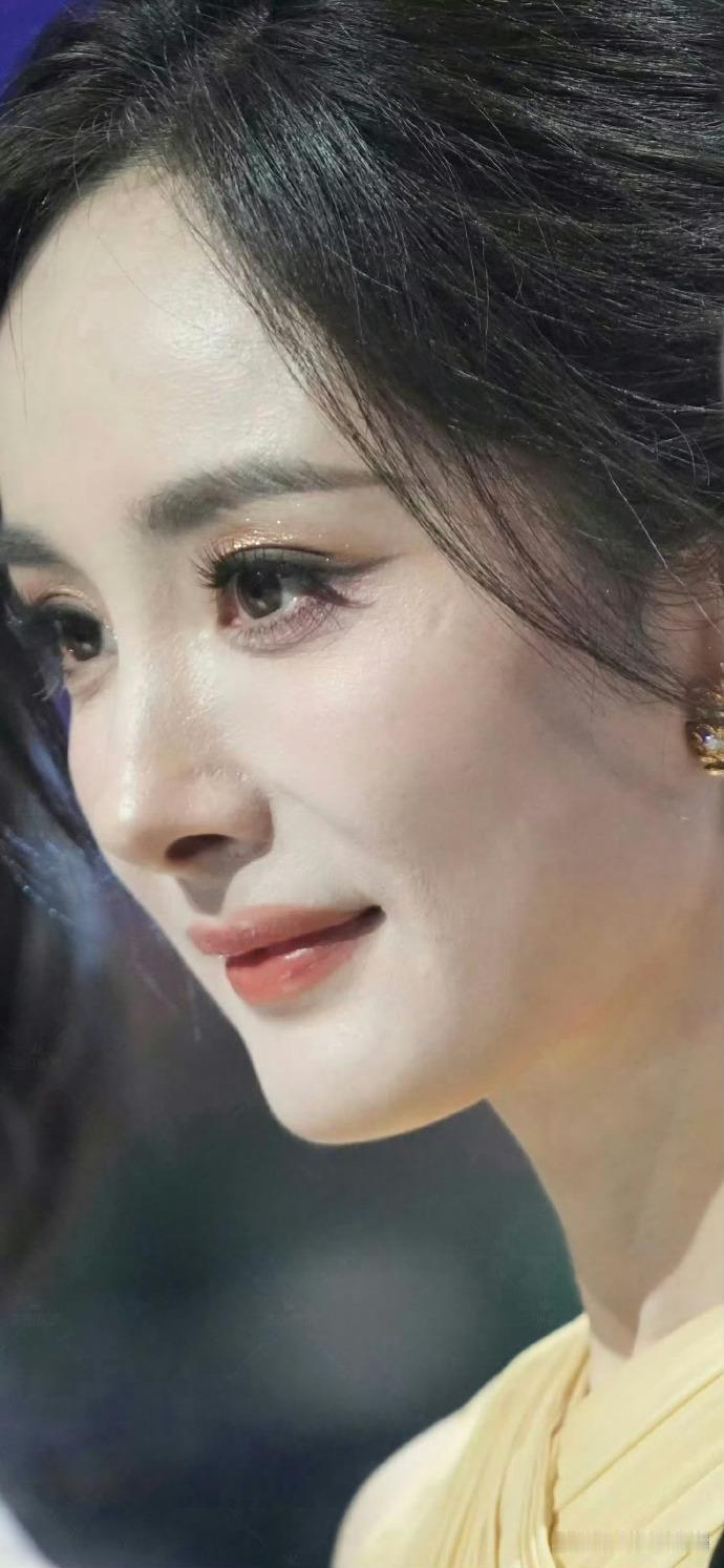 杨幂近距离放大生图！美到让人窒息