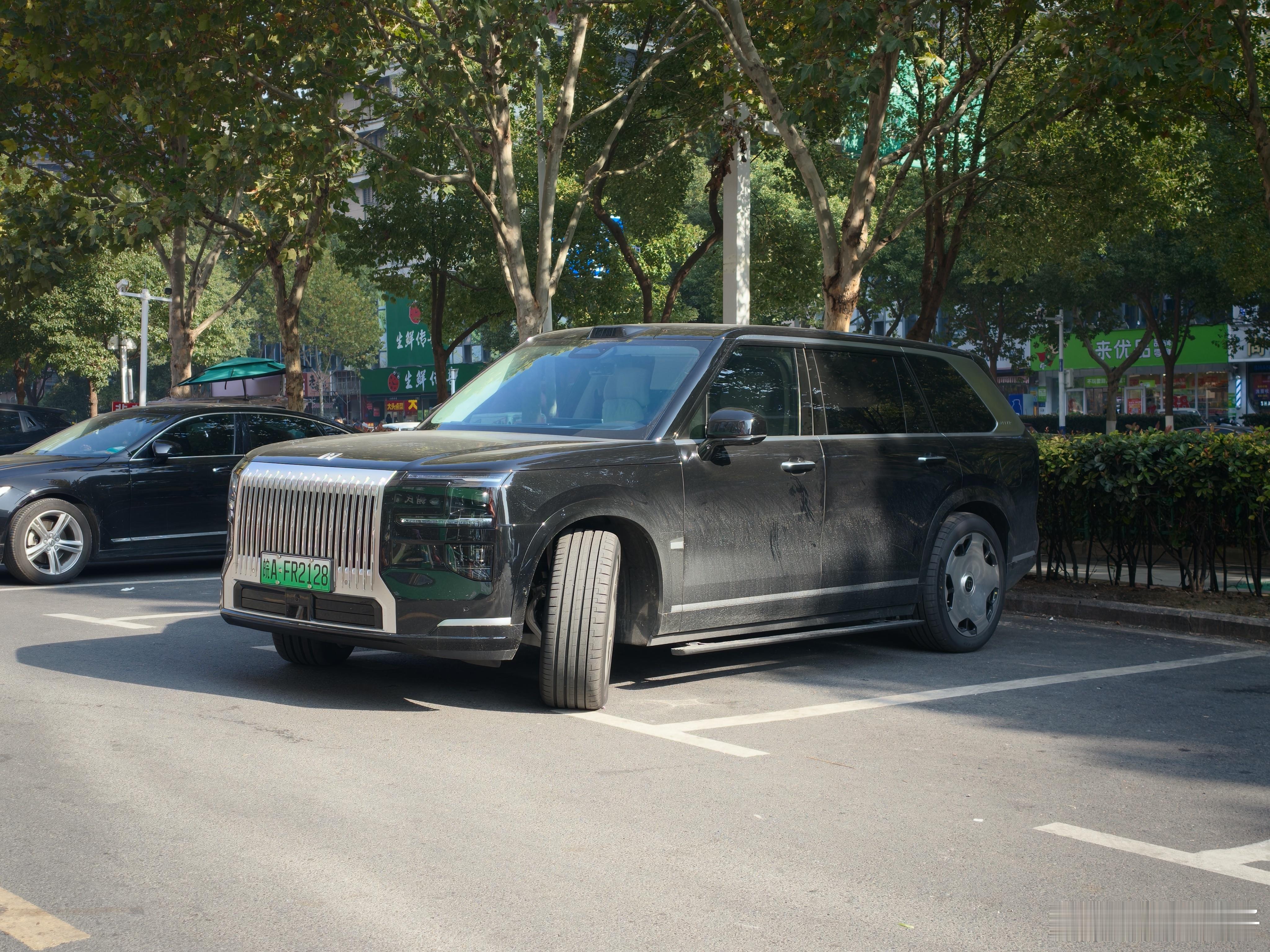 在楼下看到一台极氪9X，恍惚了一下，难道是我的吗？不对不对，我的Hyper还没