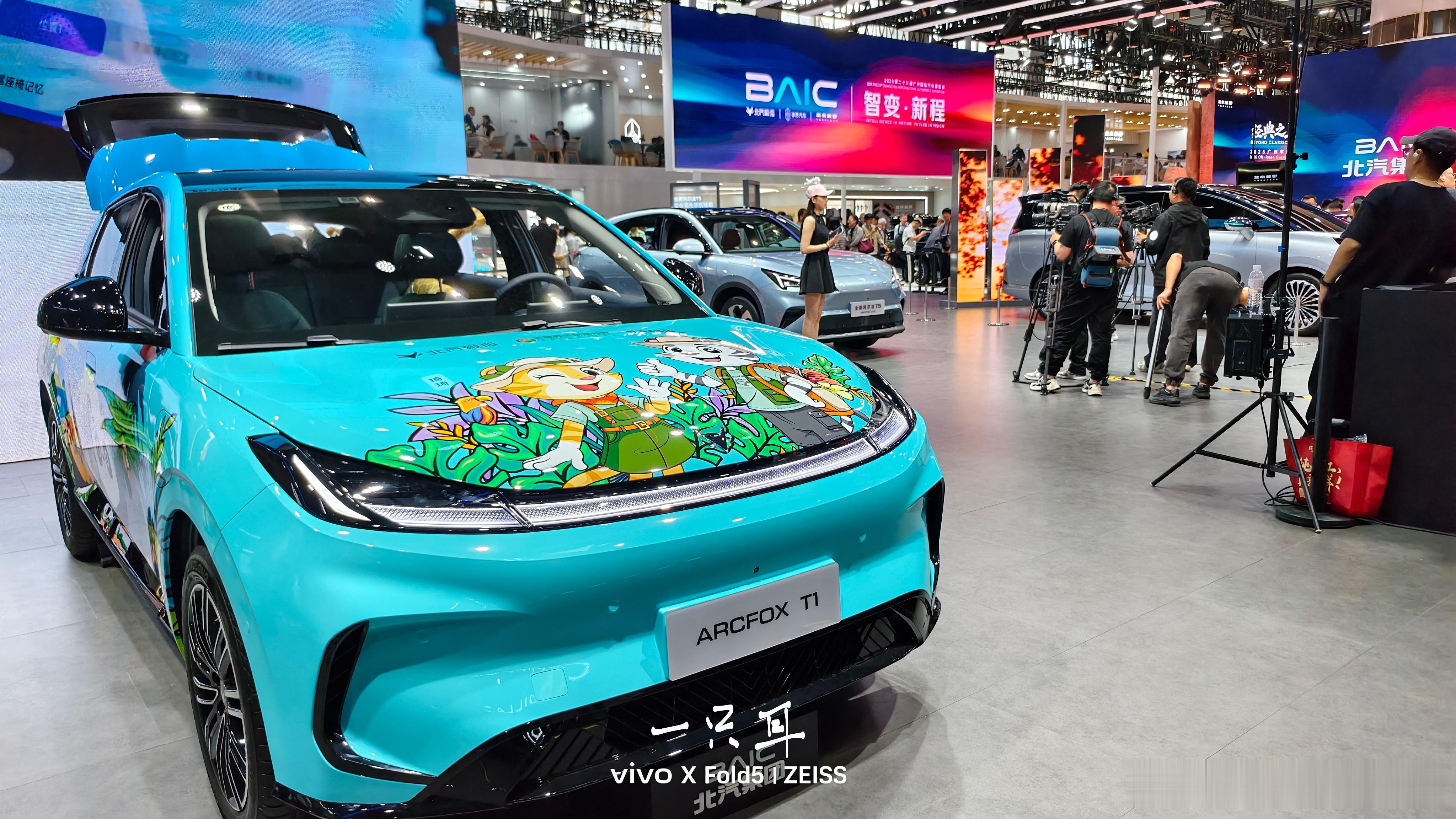 极狐在这次当中，除了公开征名的首款MPV之外，本次展台上最重要的车型还是最新推